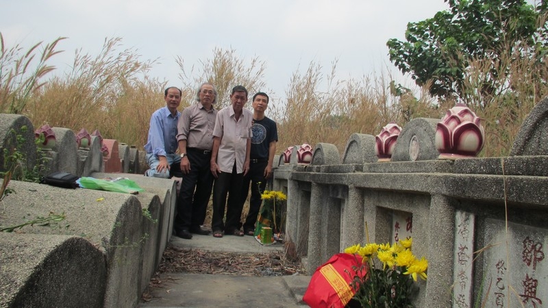Thầy trò võ sư Nguyễn Ngọc Nội và ông Nguyễn Chí Thành bên mộ Sư tổ và Sư tổ mẫu 